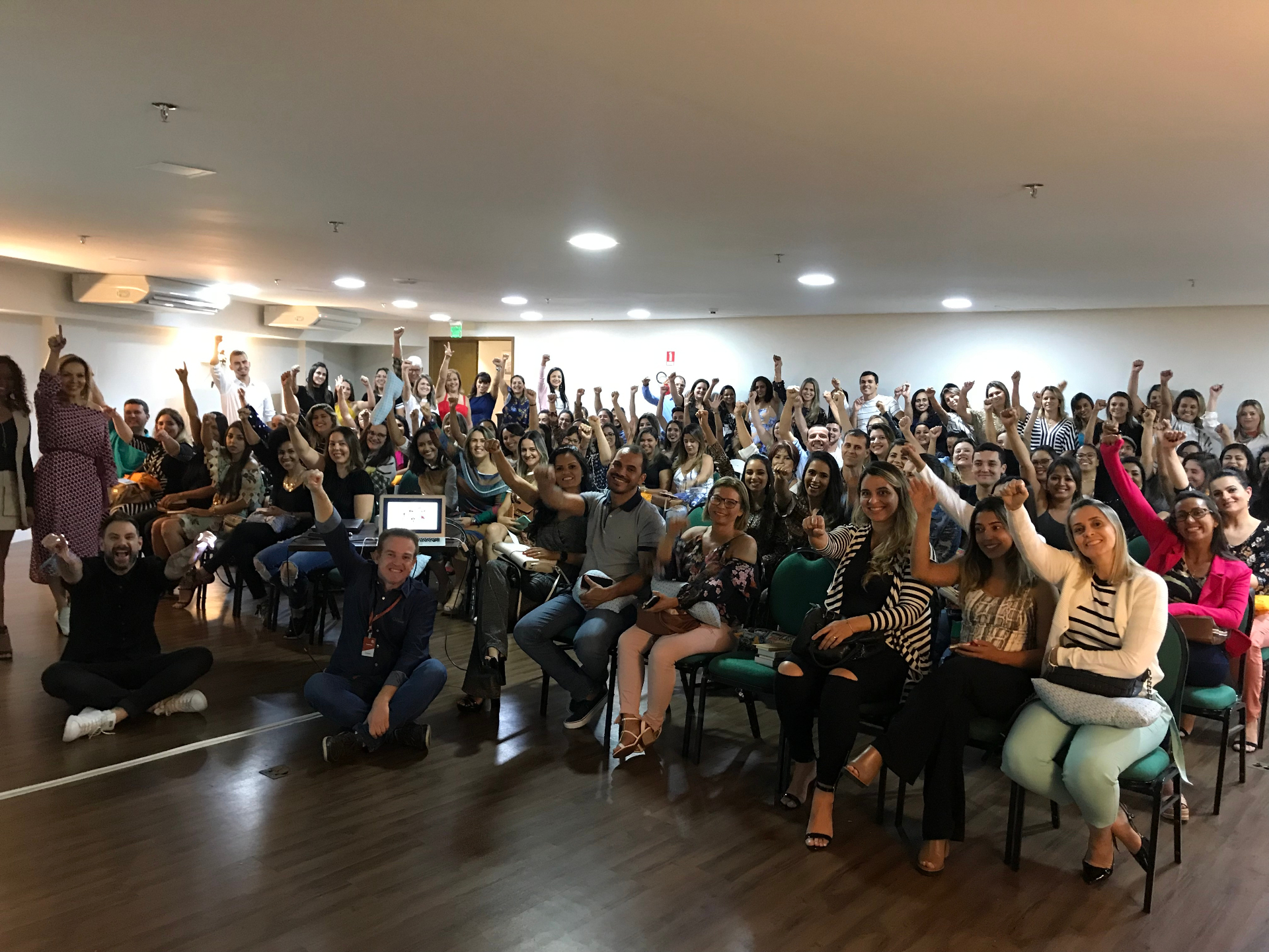 Foto de encerramento com participantes de workshop de varejo e estratégia